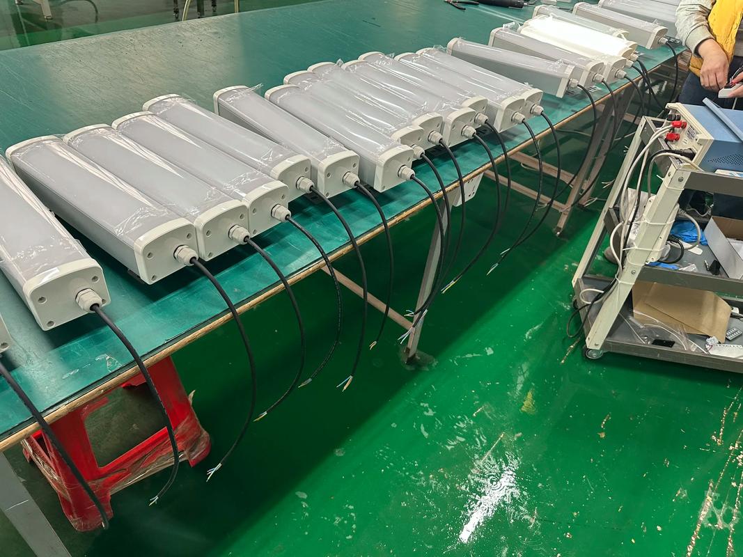 分布式電源時(shí)代的守護(hù)者 機(jī)柜照明燈具的硬核價(jià)值與源頭制造優(yōu)勢(shì)